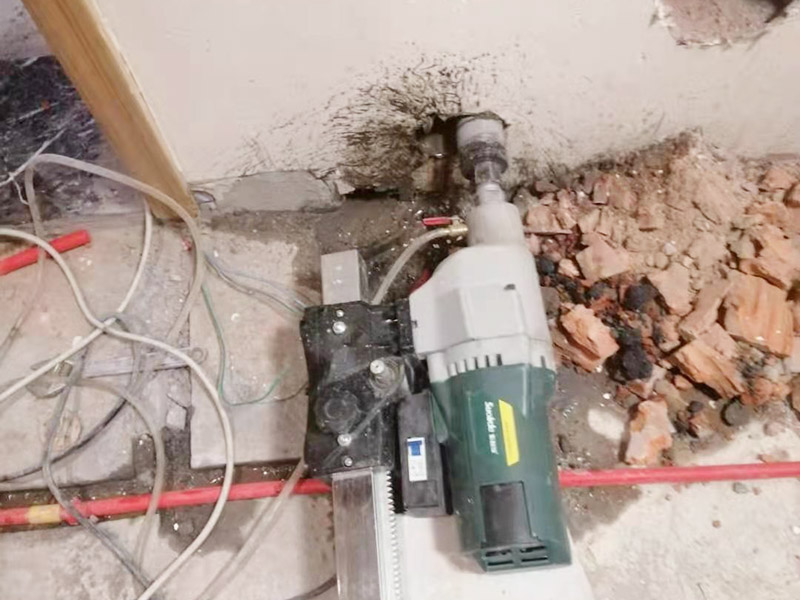 附近專(zhuān)業(yè)水鉆打孔電話(huà)，鉆頭卡住怎么辦，打大孔不好開(kāi)鉆怎么辦